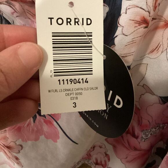 NWT Ladies‎ Torrid Cold Shoulder Floral Top Floral size 3 - Picture 3 of 5